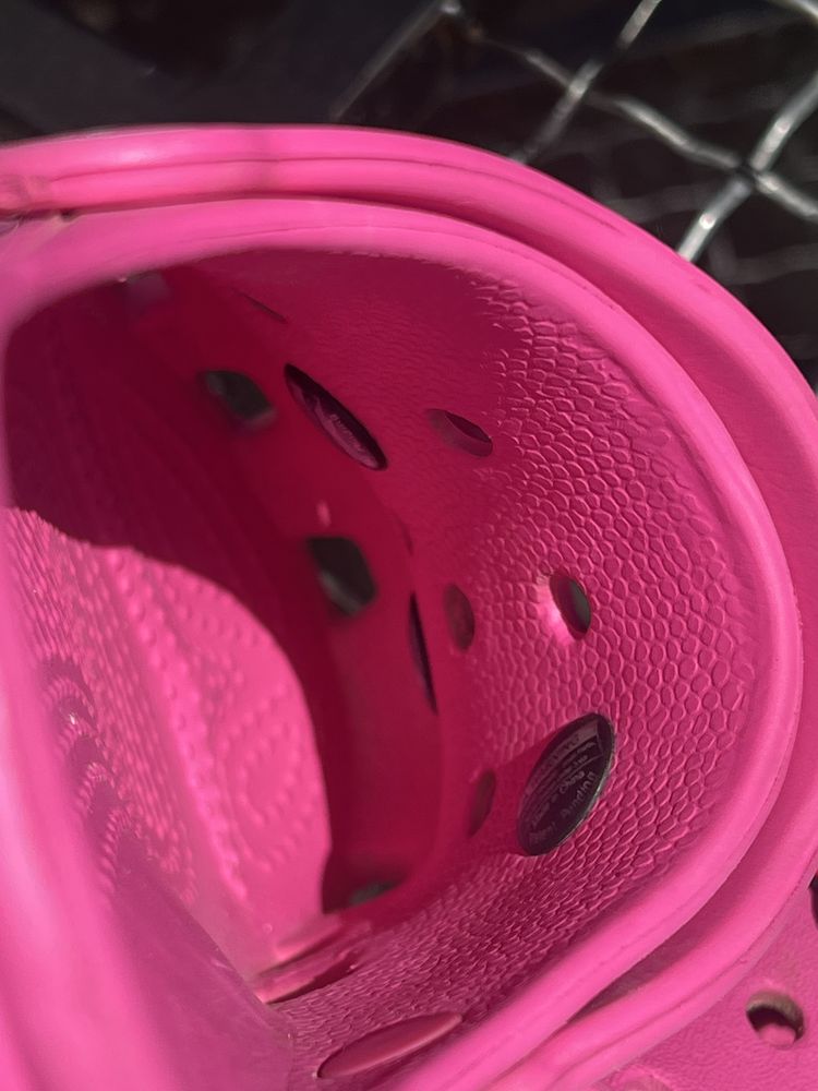 Crocs/Крокси рожевого кольору з джибитси