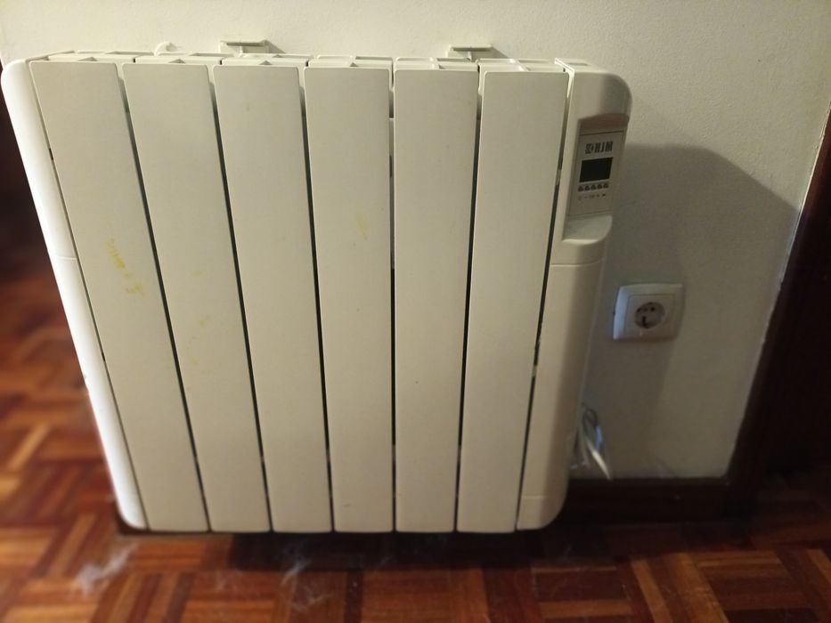 Aquecedor de parede a óleo eléctrico.