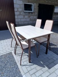 Stół plus cztery krzesła kuchenne