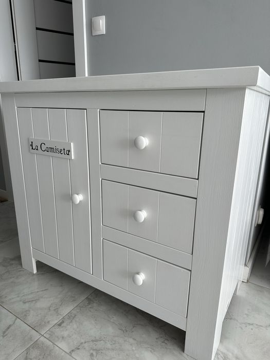 Komoda Pinio Barcelona z litego drewna sosnowego.