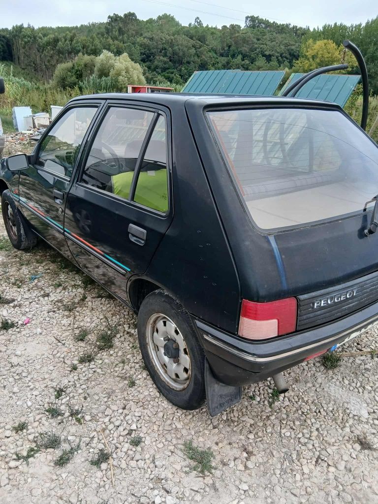 Peugeot 205 em excelente estado fiável e económico