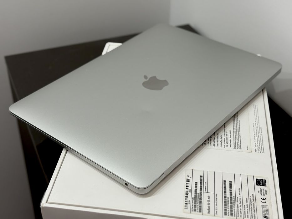 MacBook Air 2020 року в кольорі Silver
