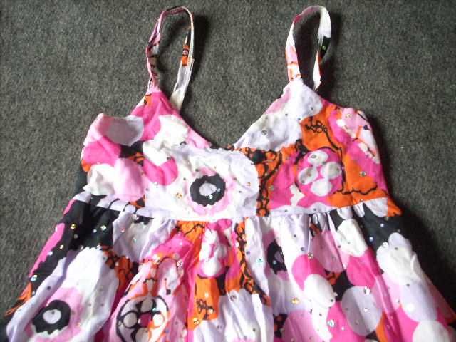 Vestido algodão estampado e brilhantes, com forro branco. Tamanho 10