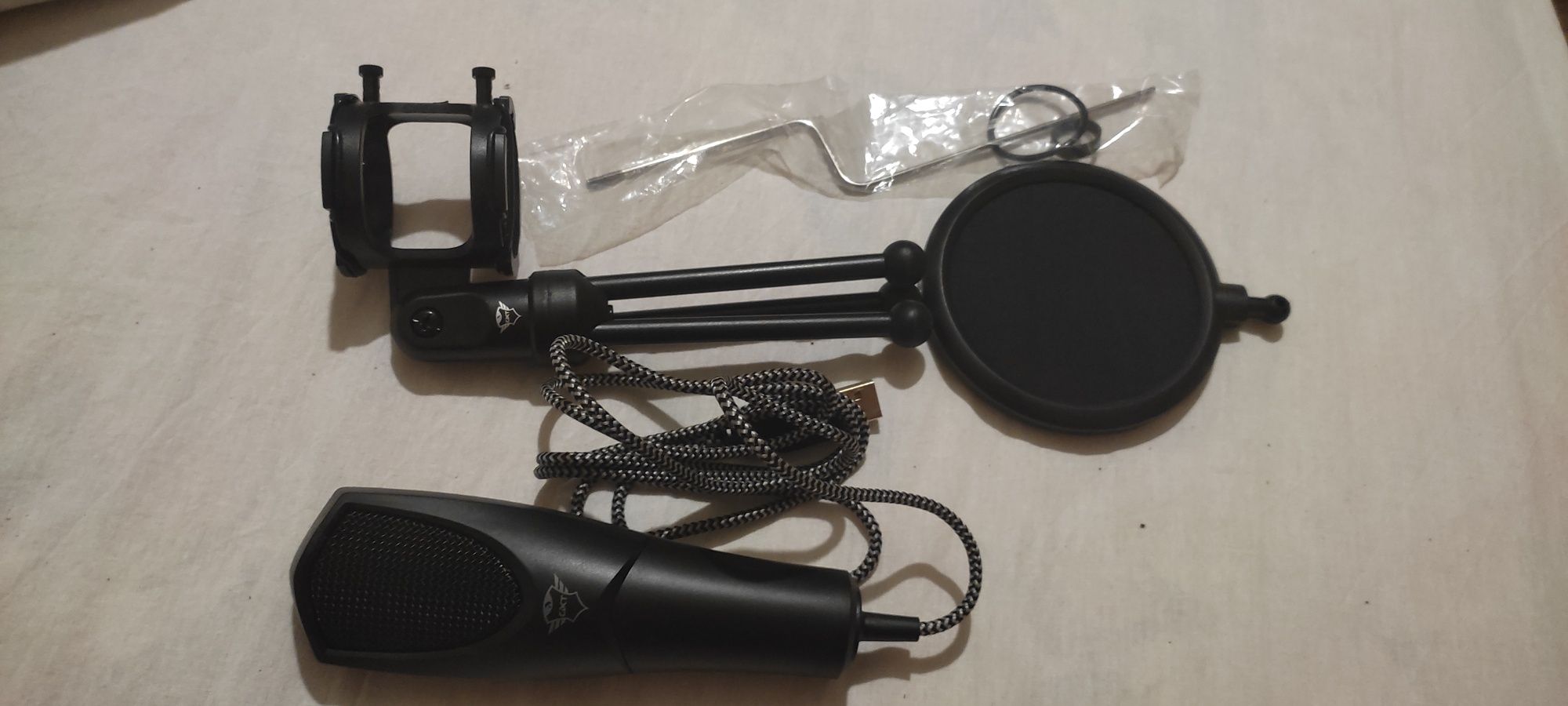Microfone TRUST GXT 232 Mantis Streaming (Com Cabo - Preto)