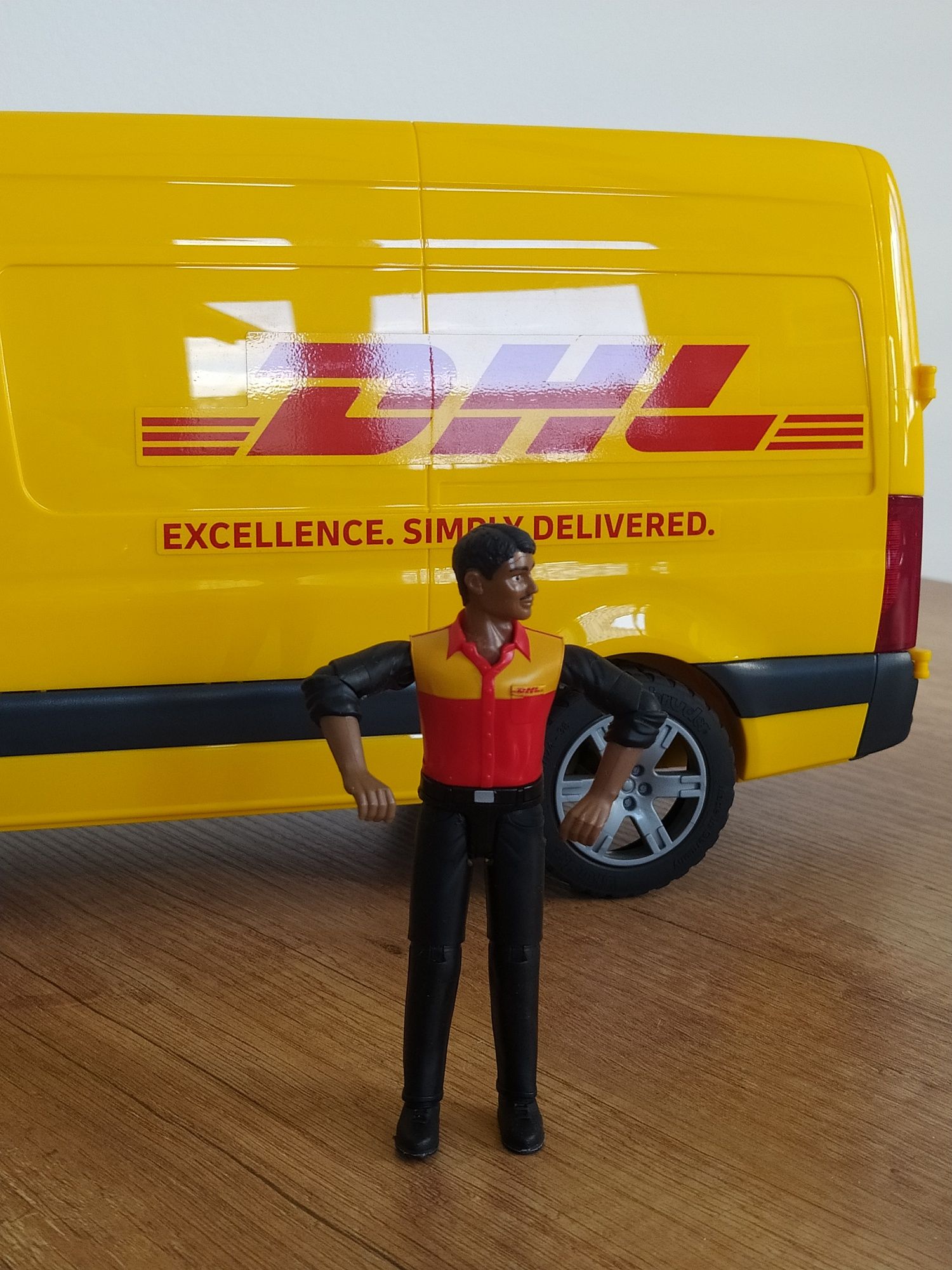 Bruder MERCEDES Sprinter DHL kurier figurka stan Bardzo Dobry