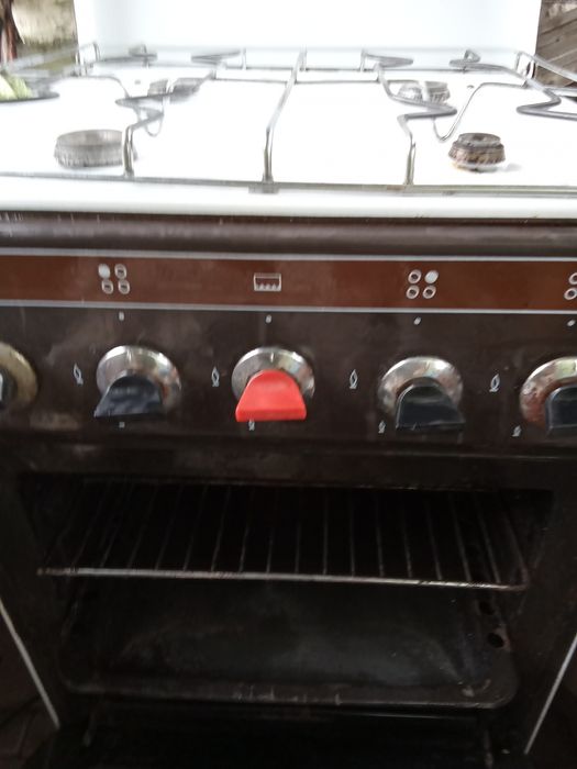 Плита газовая с духовкой.