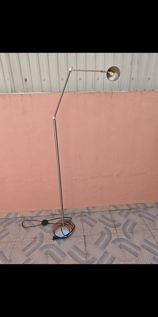Candeeiro de pé alto
