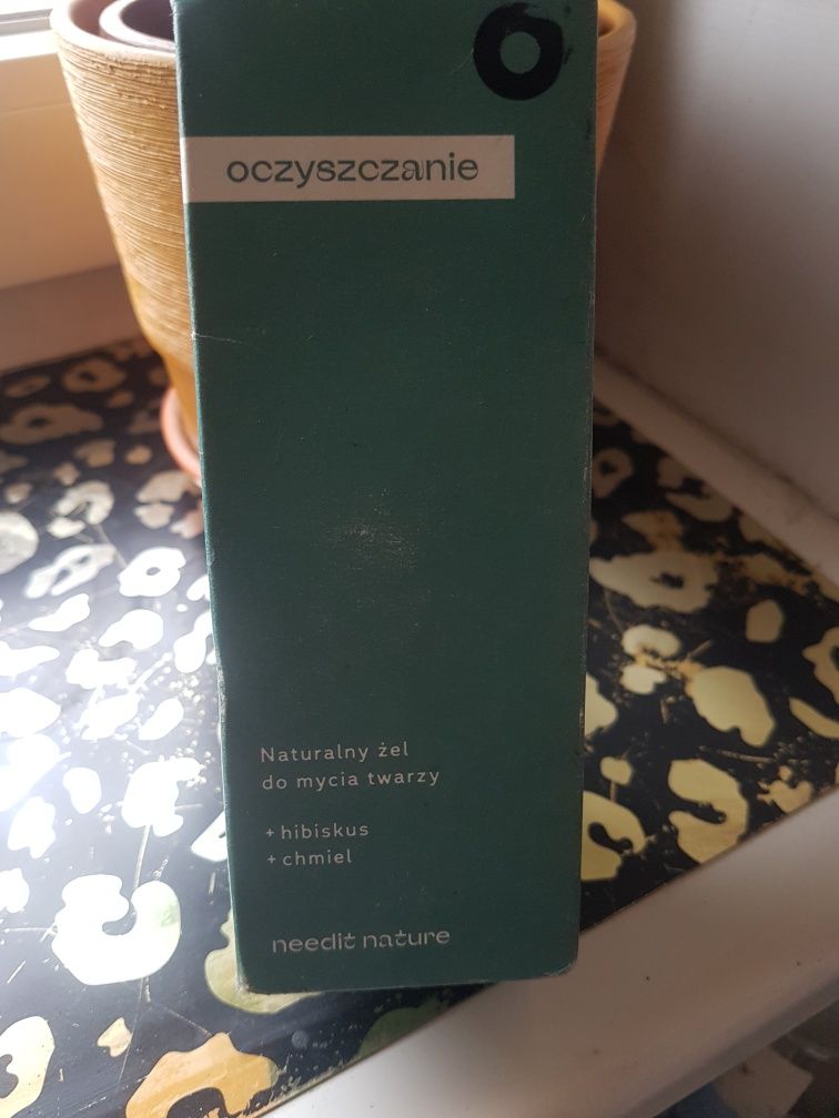 Naturalny żel do mycia twarzy z hibiscusem i chmielem.