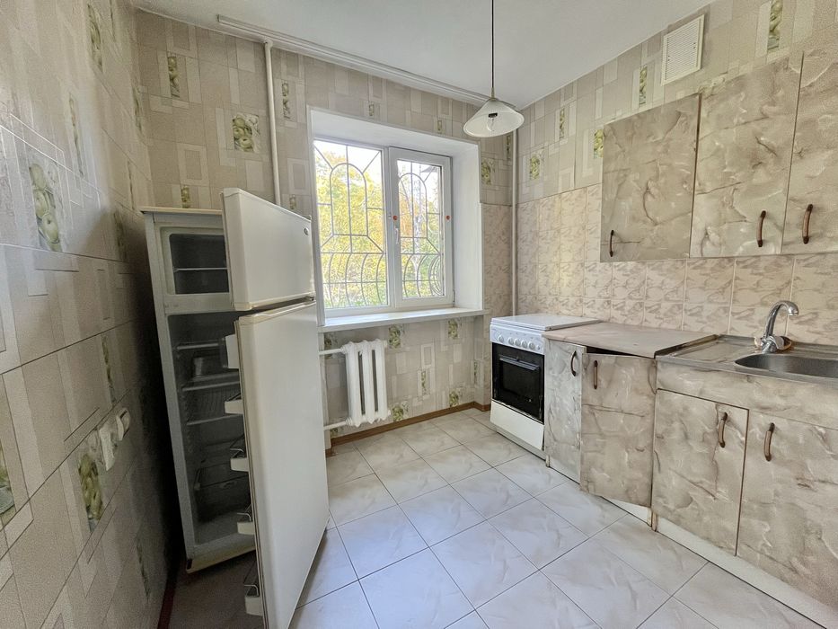 Продам 2 к.квартиру в жилом состоянии Дом Мебели Черемушки!