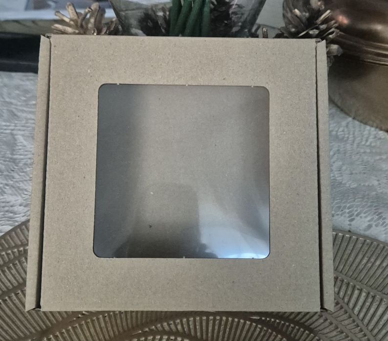 Zestaw 10 szt.- Pudełko kartonowe z okienkiem – 13,5 × 13,5 × 4 cm