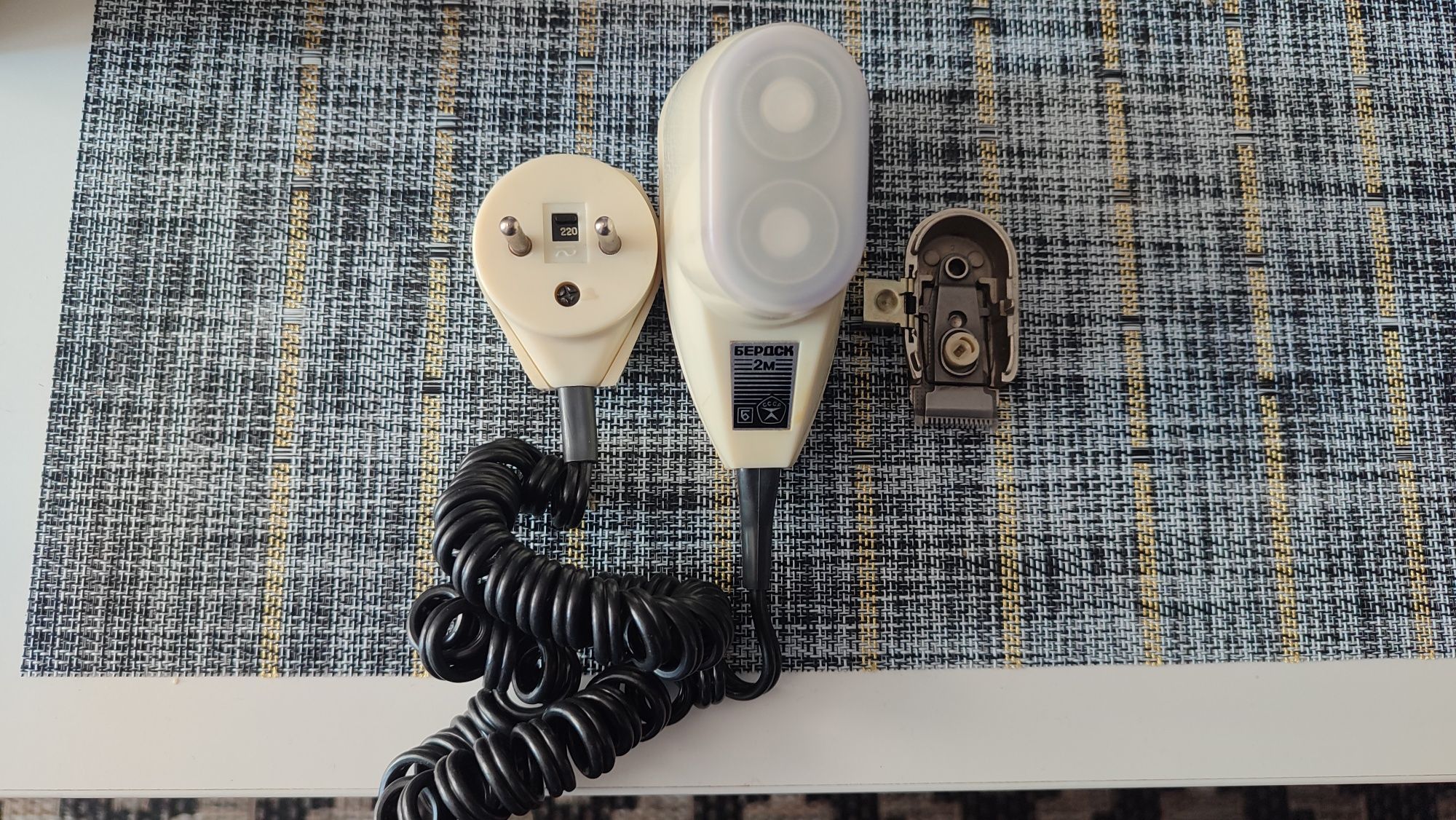 Elektryczna maszynka do golenia BERDSK 220/110; V