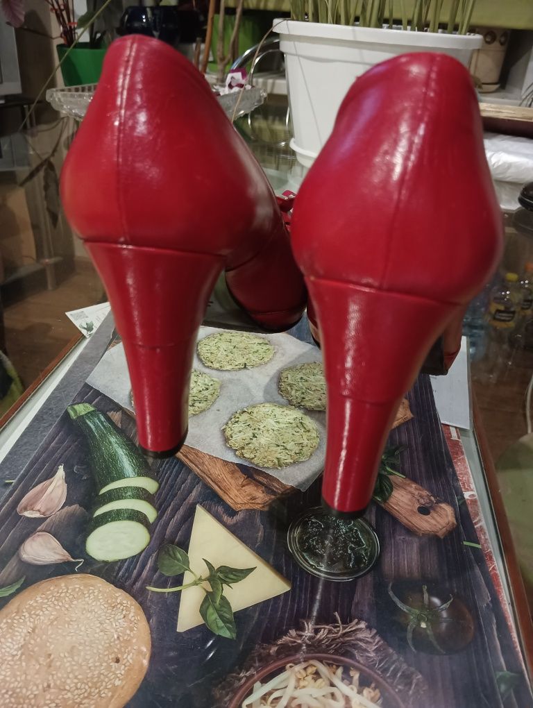 Туфли женские.кожа.