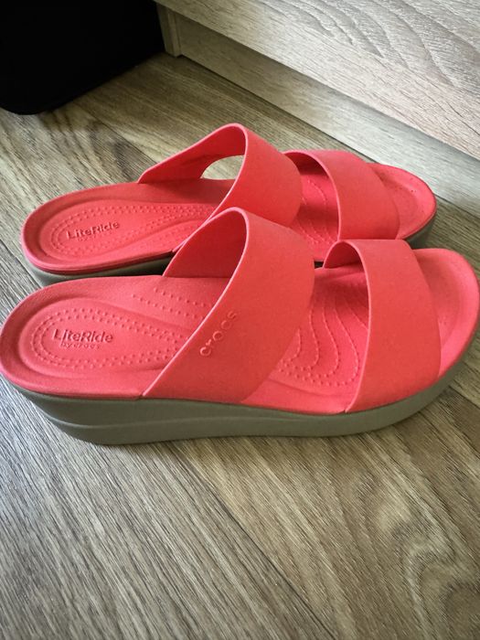 Crocs жіночі босоніжки