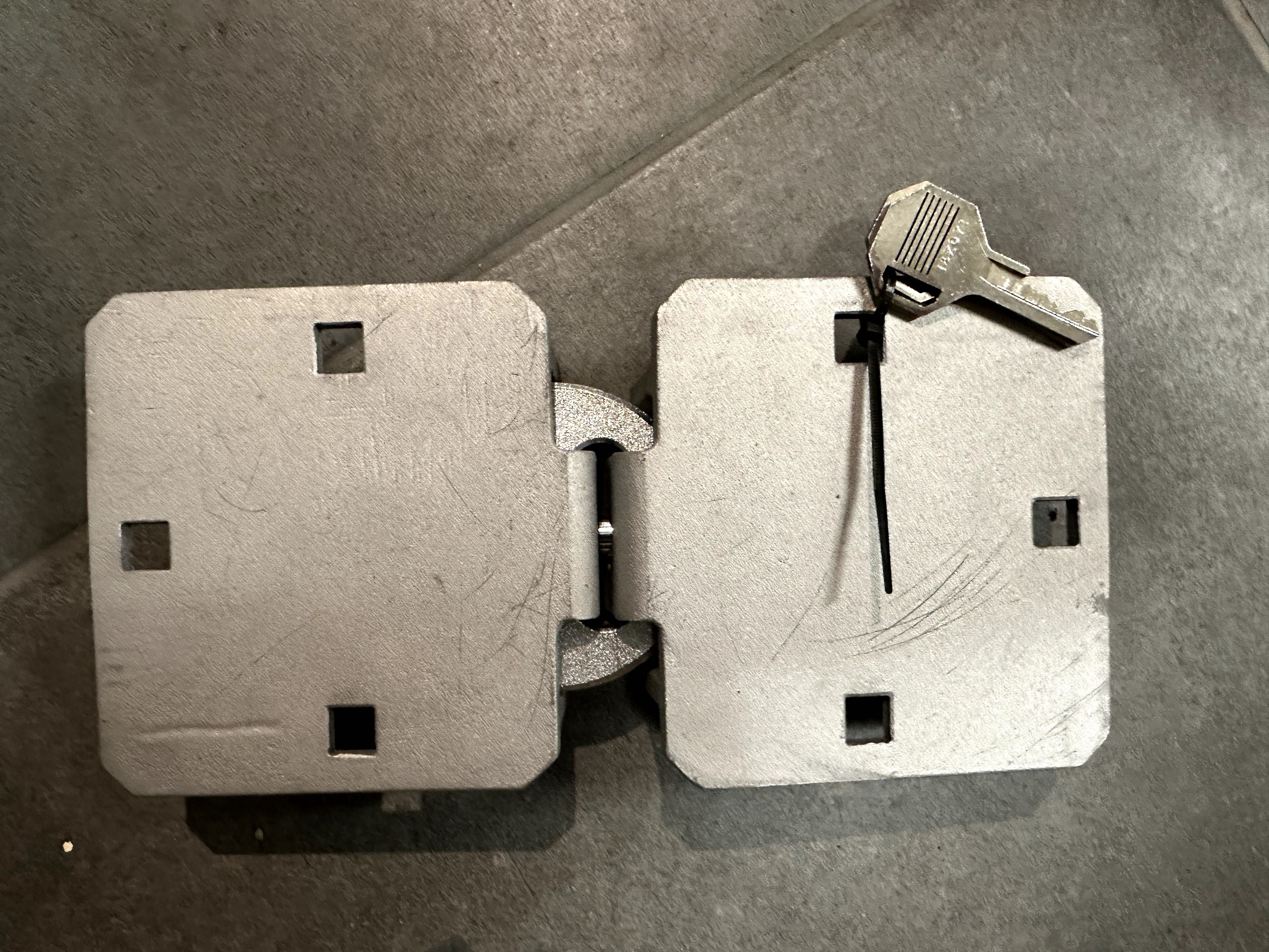 Zamek do zamykania kontenerów z ukrytą kłódką MasterLock 736EURD