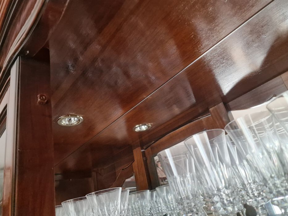 Cristaleira como nova