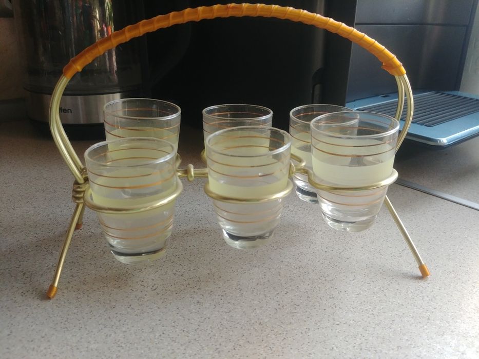 Gustowny zestaw kieliszków w stojaku z czasów PRL