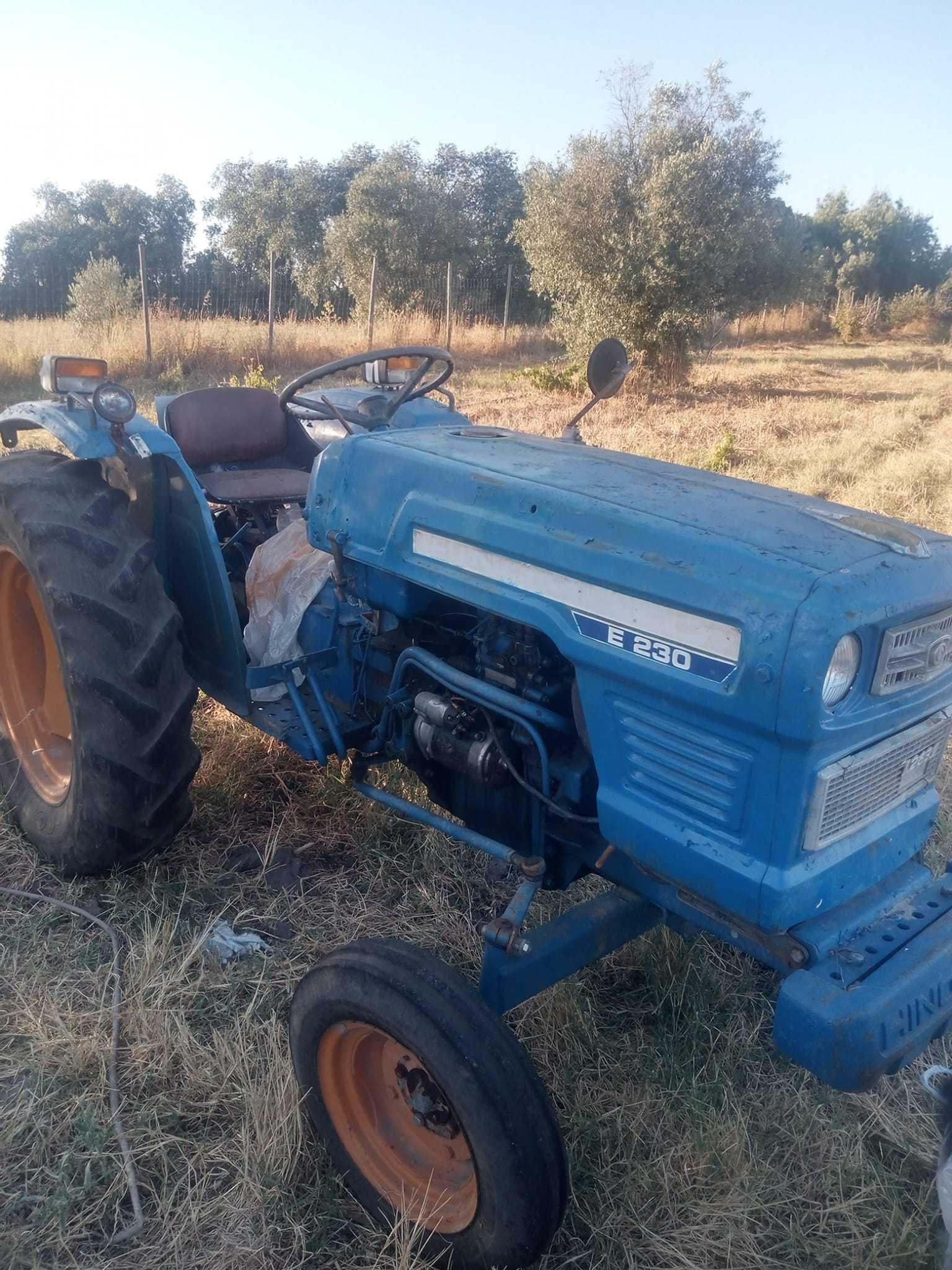Vende-se tractor com algumas alfaias incluídas.