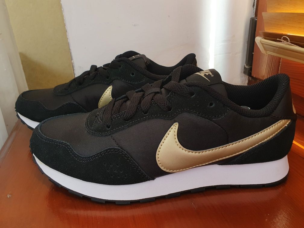 Кроссовки женские NIKE MD VALIANT, Р-р 35-36 (23 см) замш