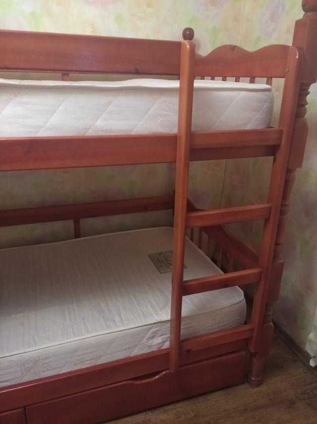 Двухярусне ліжко