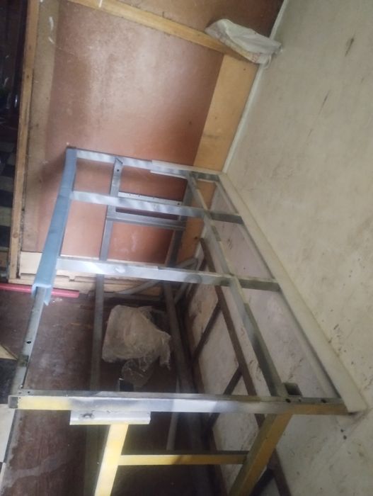 Продам железный стол для работы с металлом, ДСП.