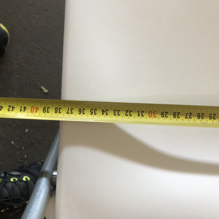 Białe krzesła ogrodowe składane