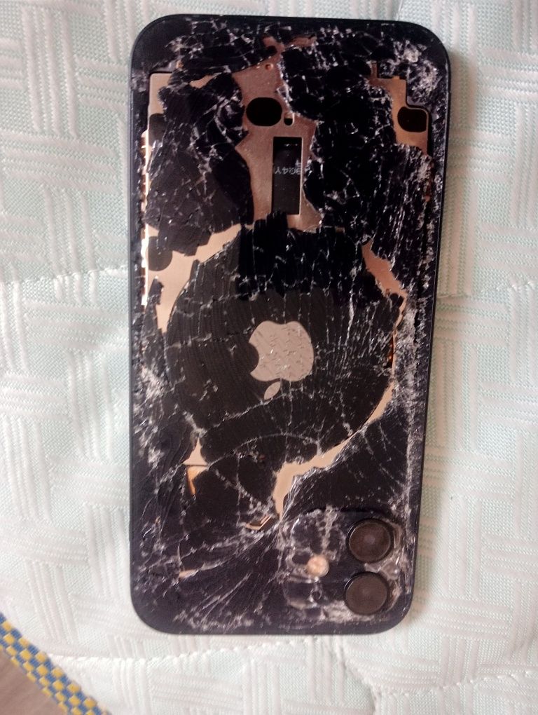 Продам Iphone 12