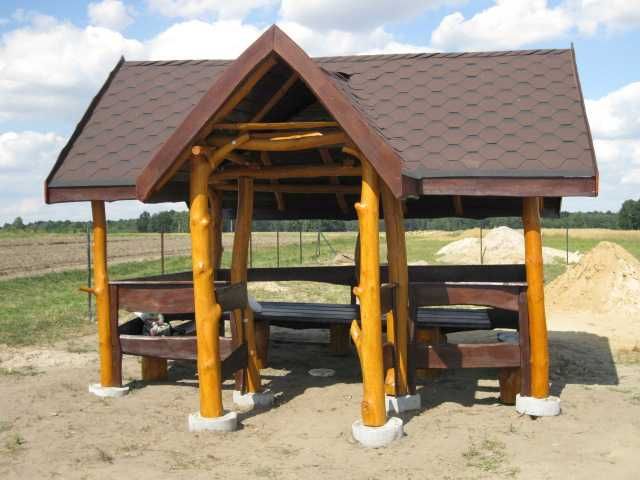 Altana z bali naturalnych krzywych okrągłych biesiadna ogrodowa