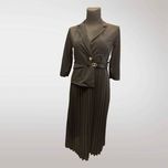 Elegancka Sukienka Marynarkowa z Plisowanym Dołem Czarny