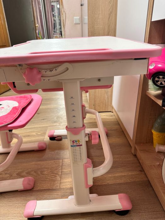 Парта дитяча в комплекті зі стільцем .
