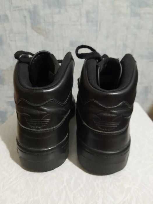 Ботинки демисезонные Adidas Размер 38,5

По стельке 24 см