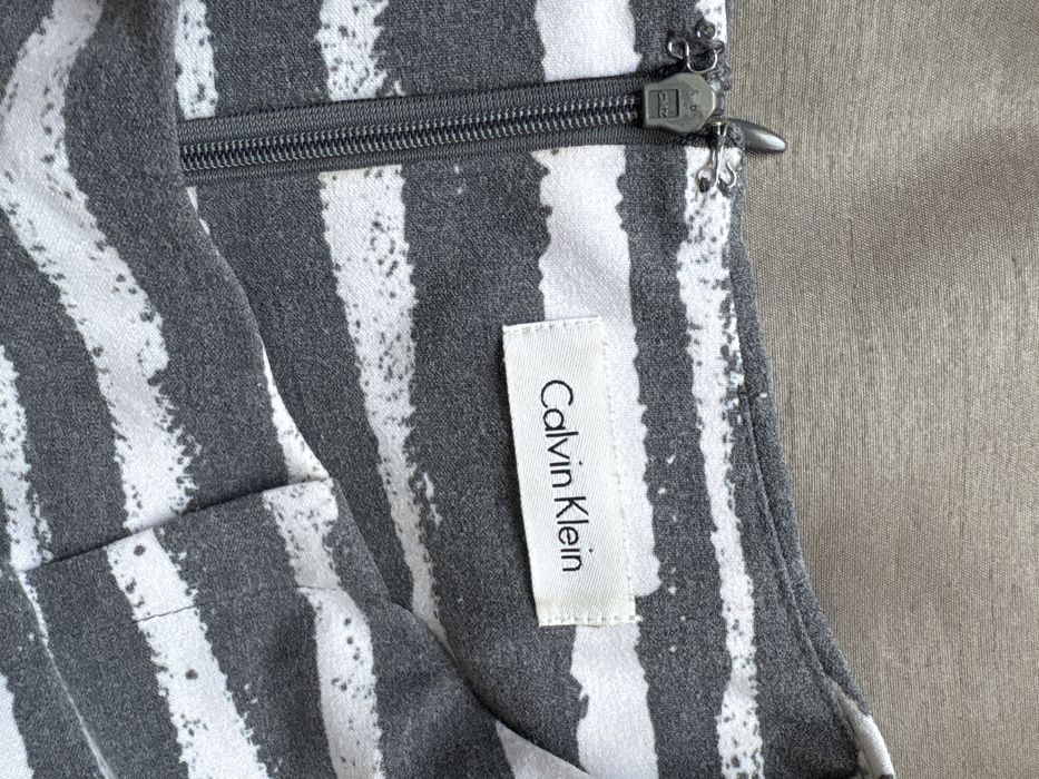 Oryginalna sukienka Calvin Klein na każdą okazję.