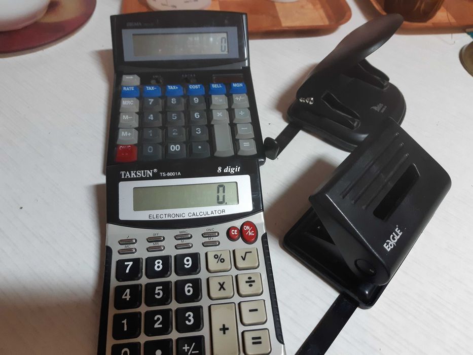 2 kalkulatory i 2 dziurkacze używane