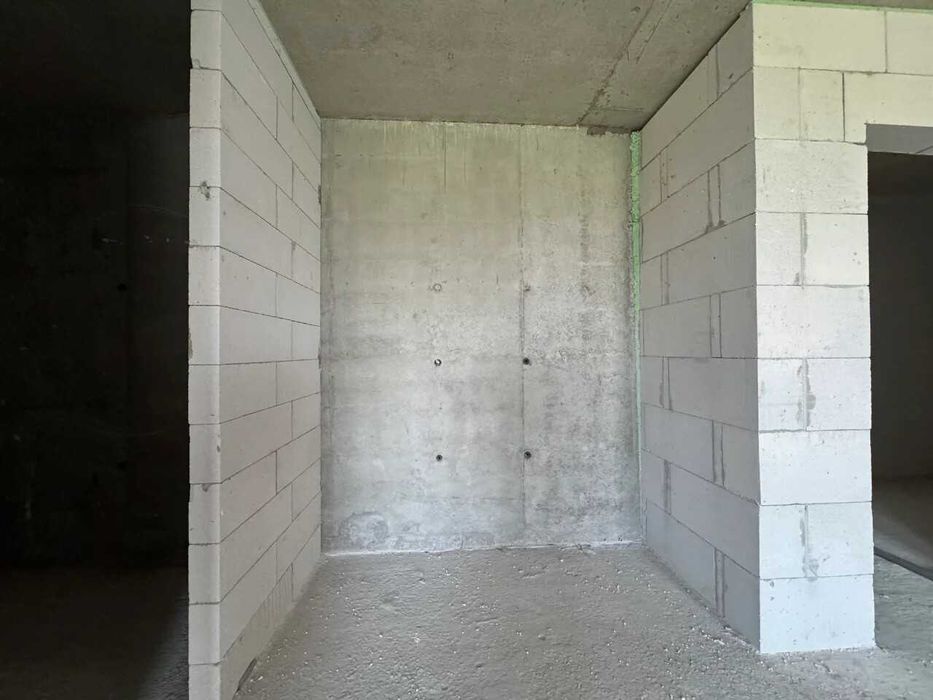 Простора однокімнатна з видом на річку