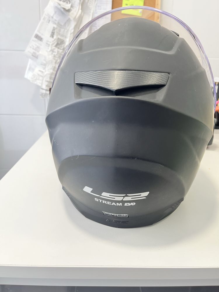 Vendo capacete ls2 tamanho M usado apenas 2x está praticamente novo!