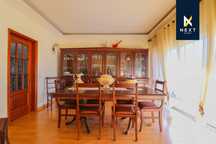 Sala de jantar em madeira maciça .