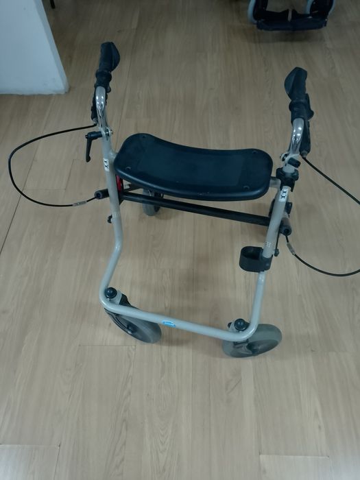 Andador para idosos com rodas