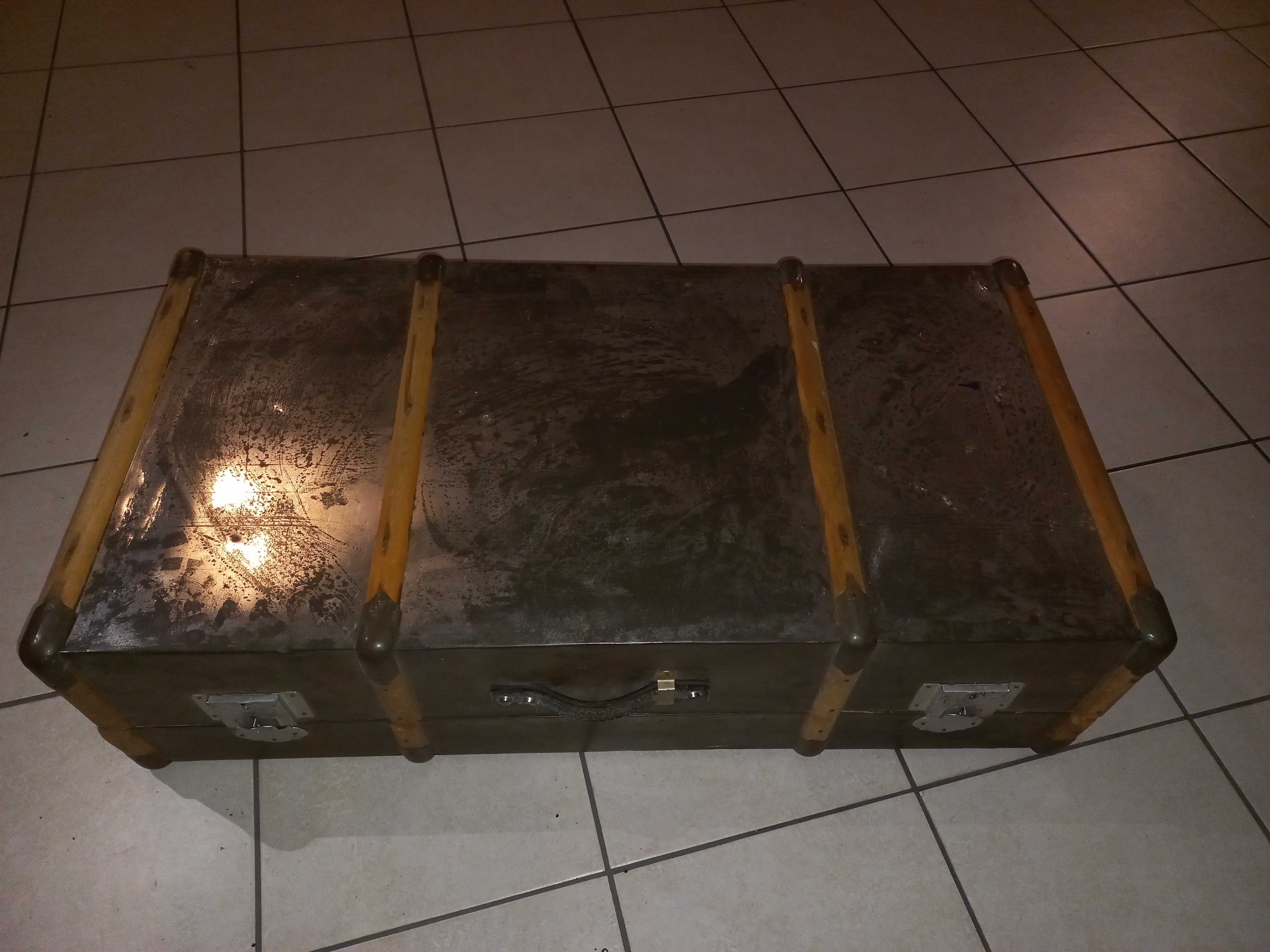 Mala muito antiga de viagem com chave para colocar em carro antigo