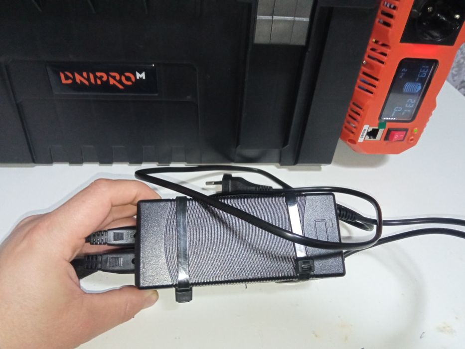 Зарядна станція на 1.8 Kв/год з потужністю 1500Wat