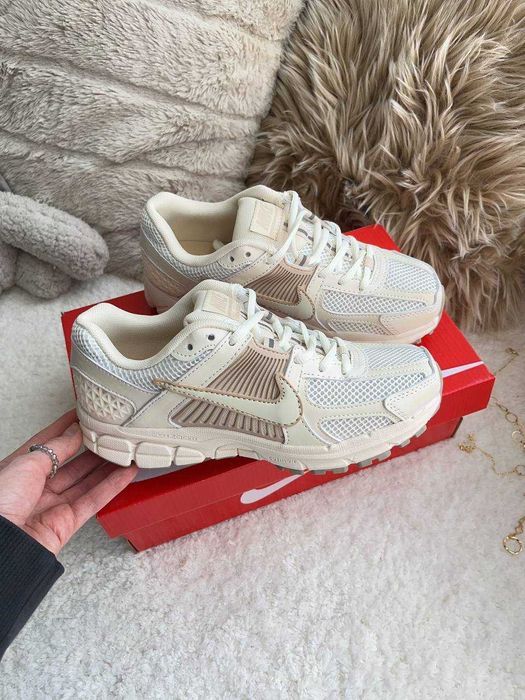 Кросівки жіночі Nike vomero zoom 5 бежеві