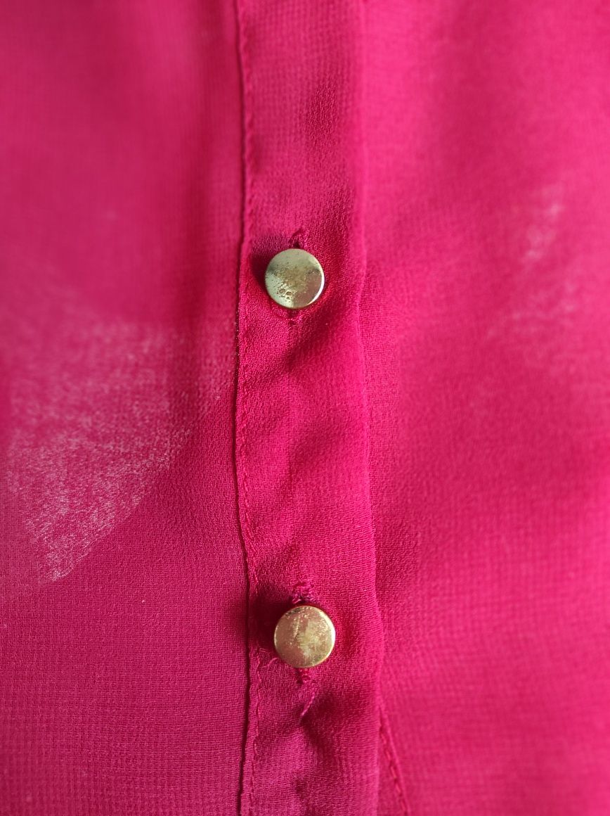 Camisa vermelha com subtom rosa