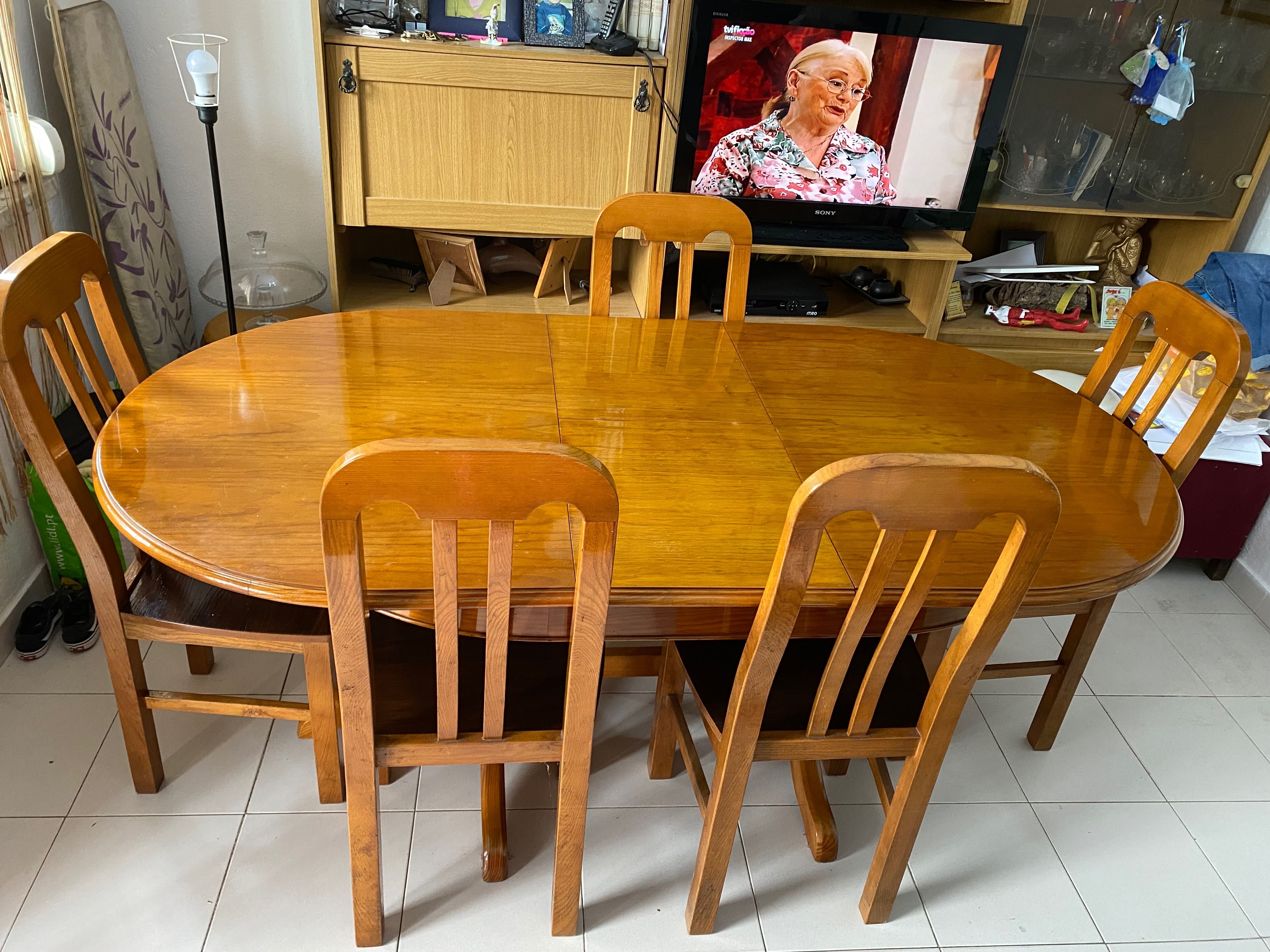 Vende-se conjunto de mesa de jantar e cadeiras