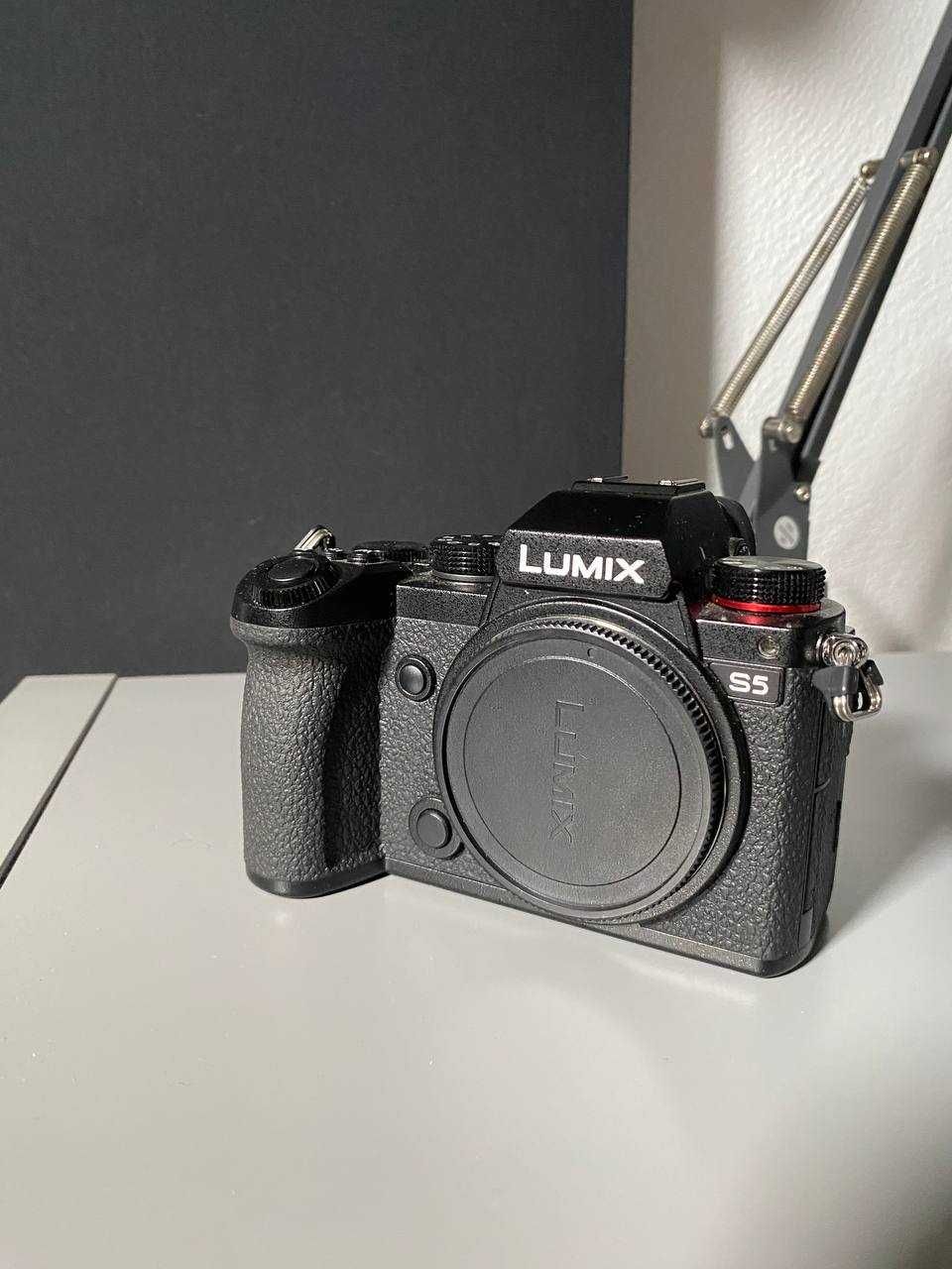 LUMIX S5II + 3 Lentes + Cage sirui + Baterias