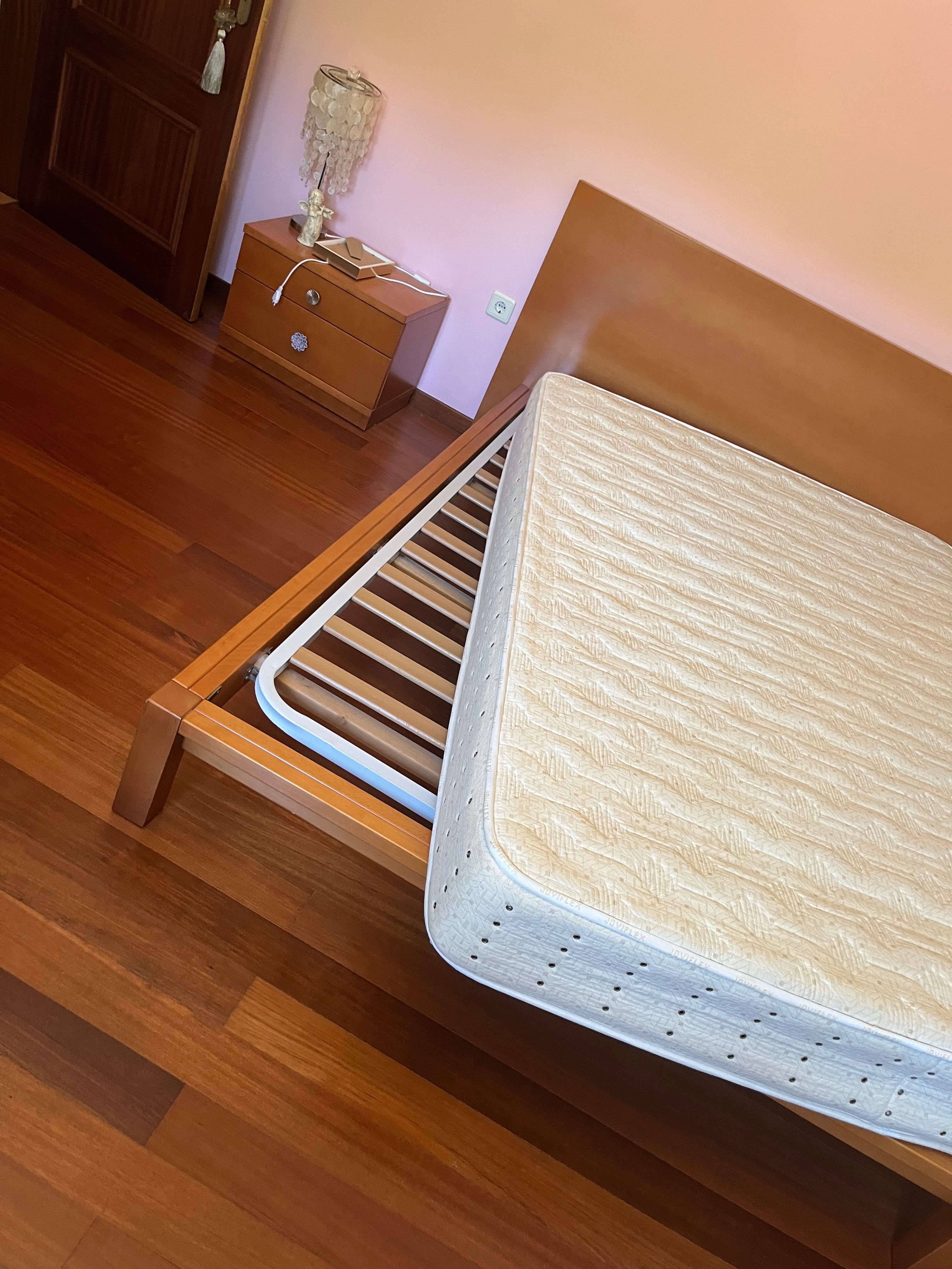 Cama de casal bom estado