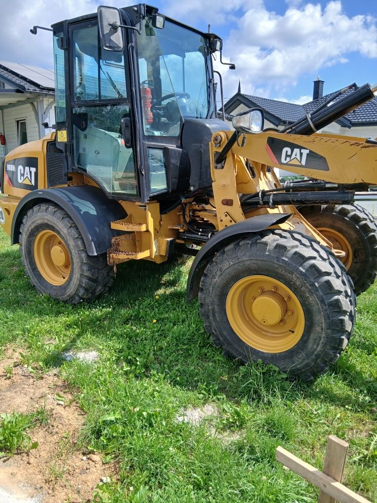 Sprzedam ładowarkę CAT 907