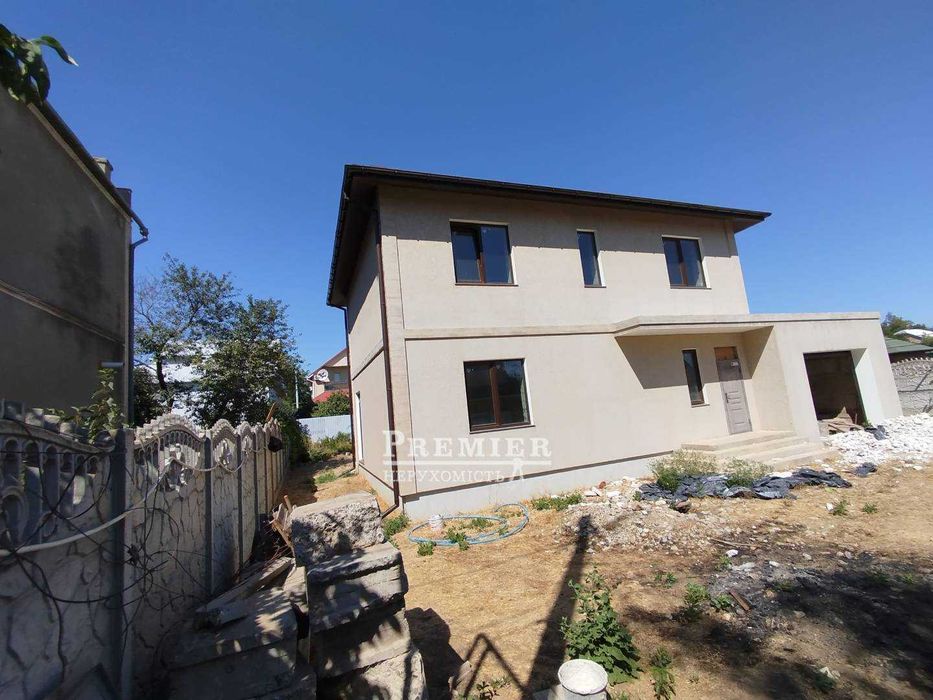 У продажу будинок біля озера з гаражем