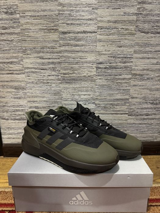 Кроссовки adidas AVRYN