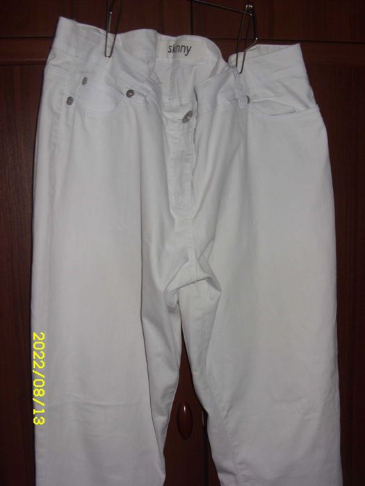 белые стрейчевые джинсы