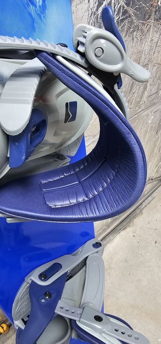 Deska snowboardowa ze sprawnymi wiązaniami