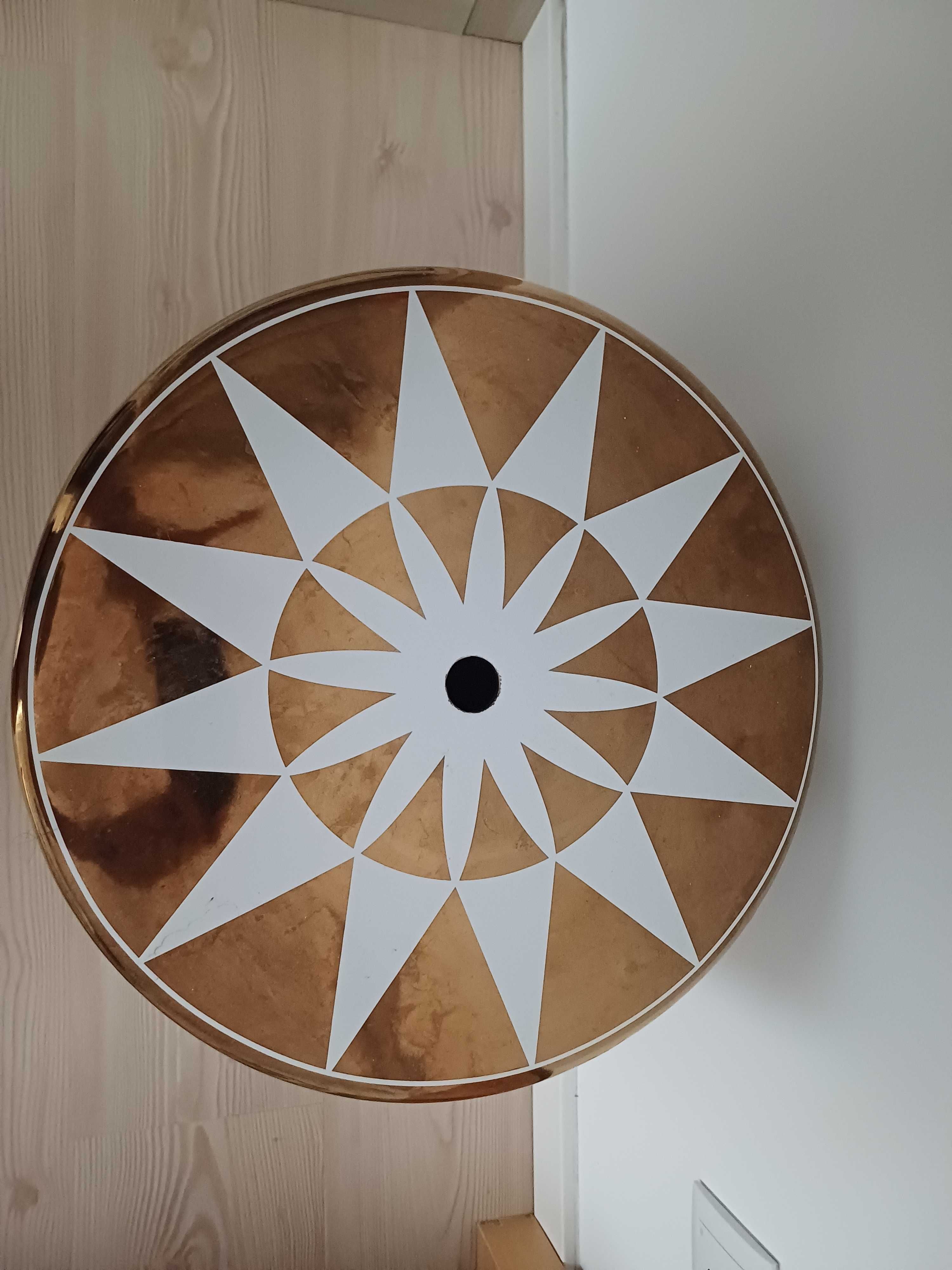 Quarto jovem com cama de casal, colchão e mesinha cabeceira