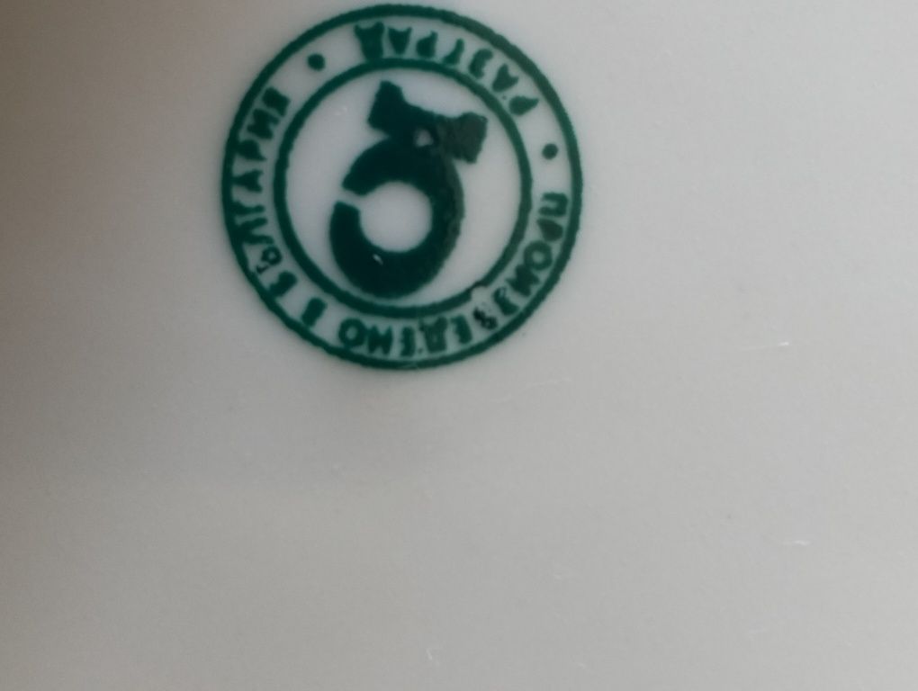 Zestaw bułgarskiej porcelany z okresu PRL; talerze obiadowe : 6+1
